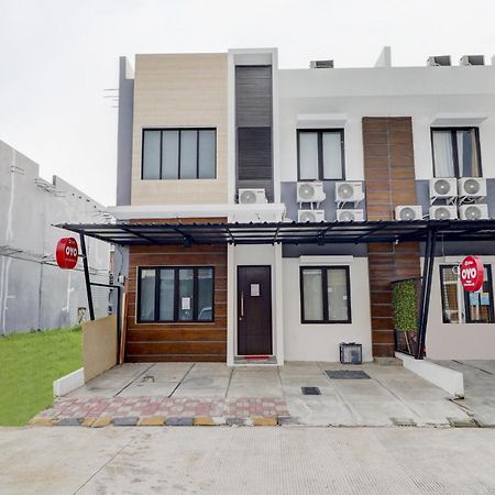 Oyo 90215 Ada Residence Telukjambe Bagian luar foto