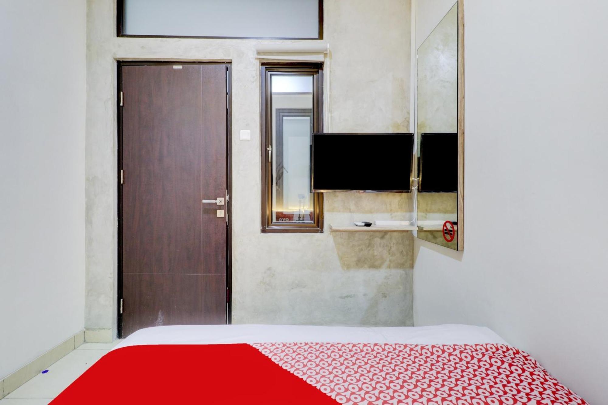 Oyo 90215 Ada Residence Telukjambe Bagian luar foto
