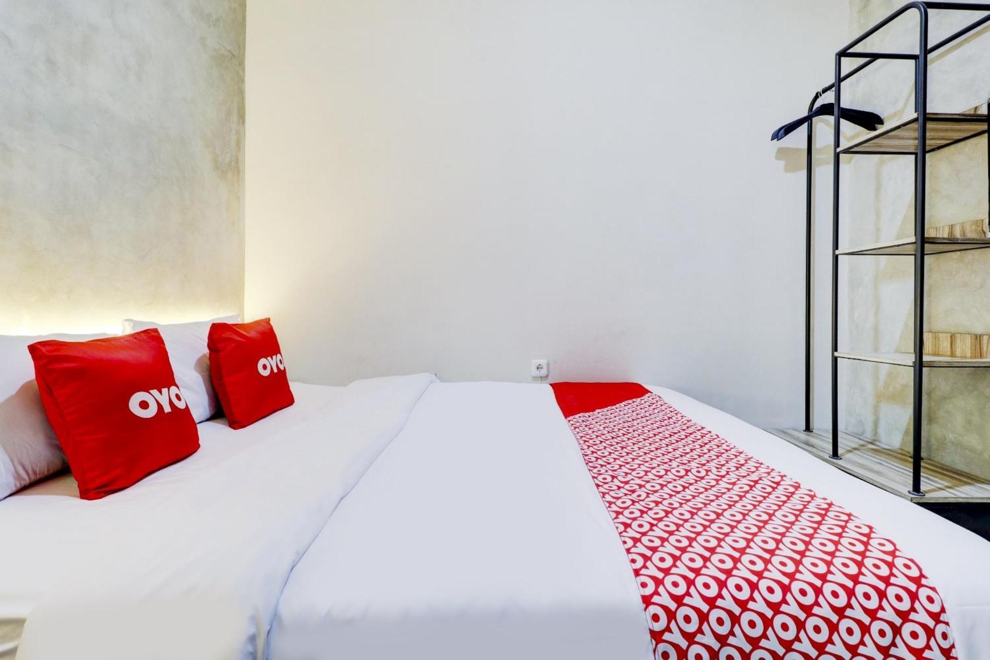 Oyo 90215 Ada Residence Telukjambe Bagian luar foto
