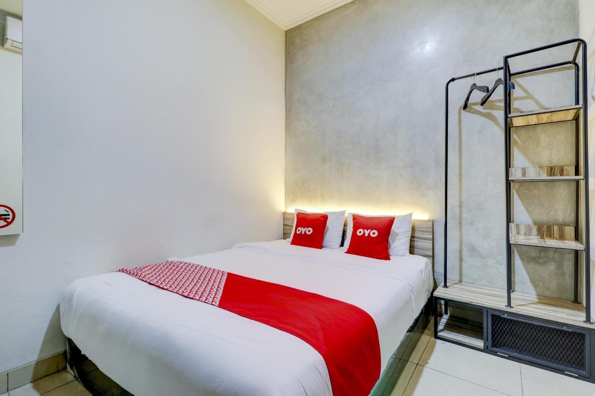 Oyo 90215 Ada Residence Telukjambe Bagian luar foto