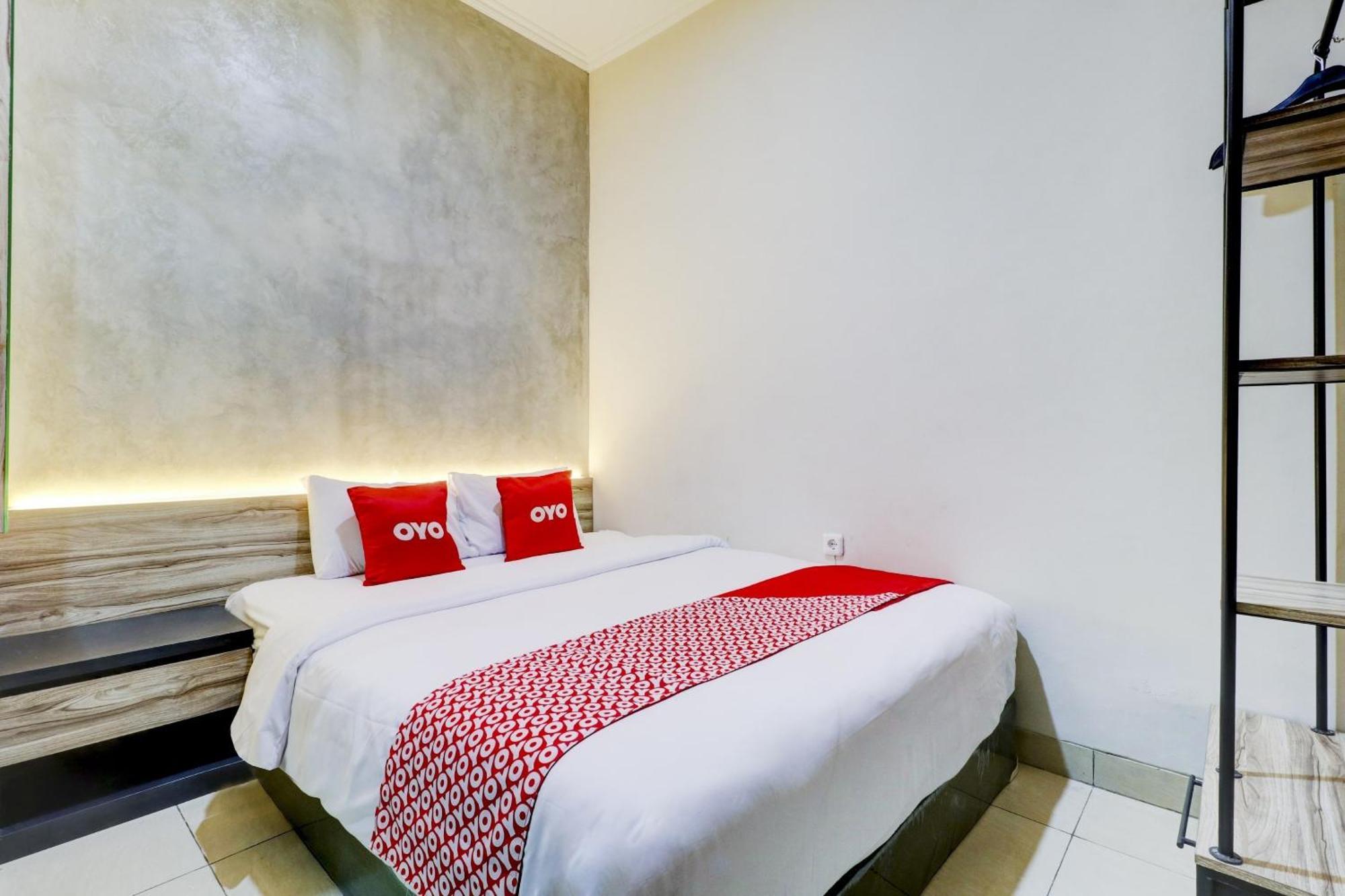 Oyo 90215 Ada Residence Telukjambe Bagian luar foto