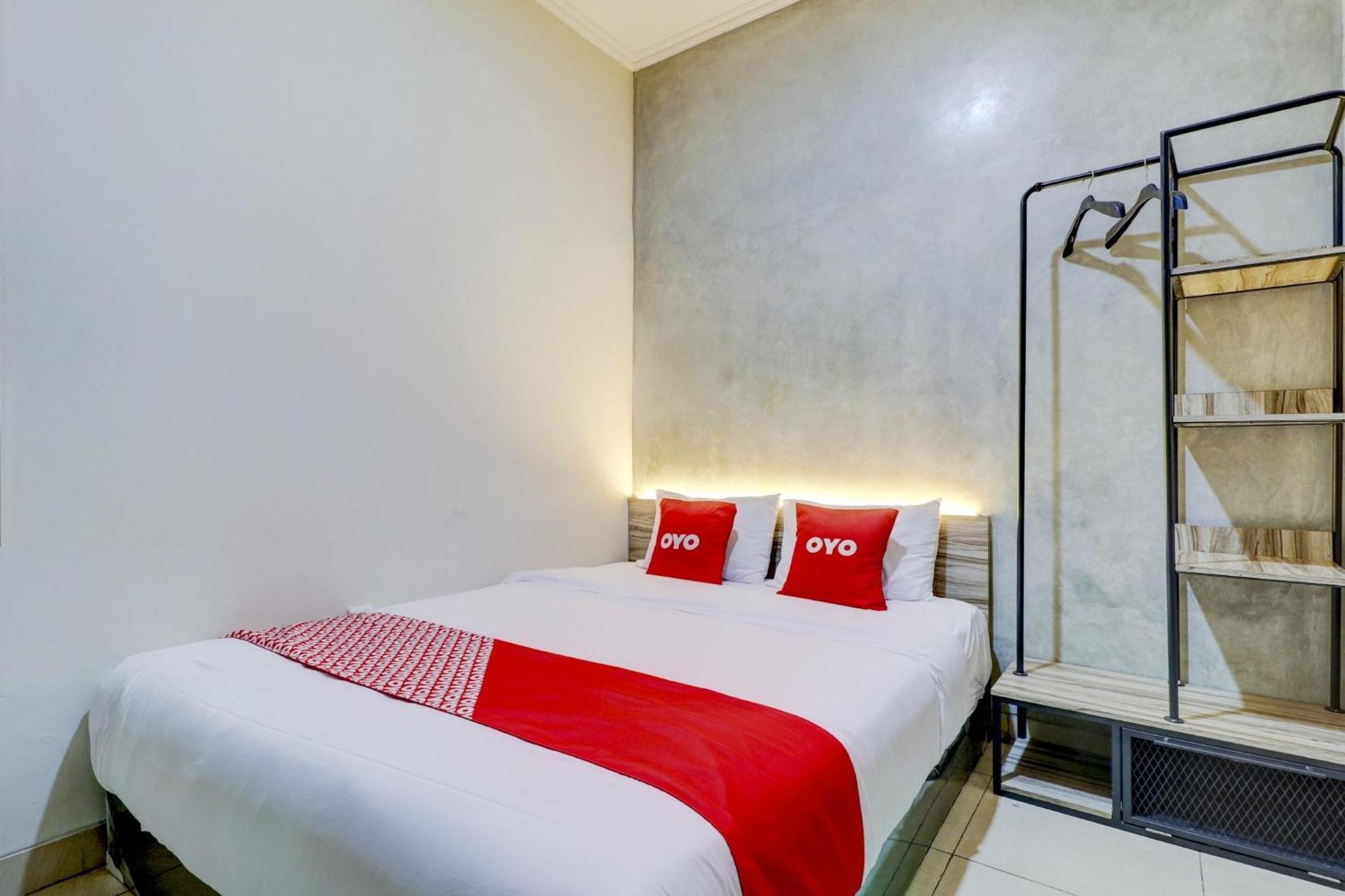 Oyo 90215 Ada Residence Telukjambe Bagian luar foto