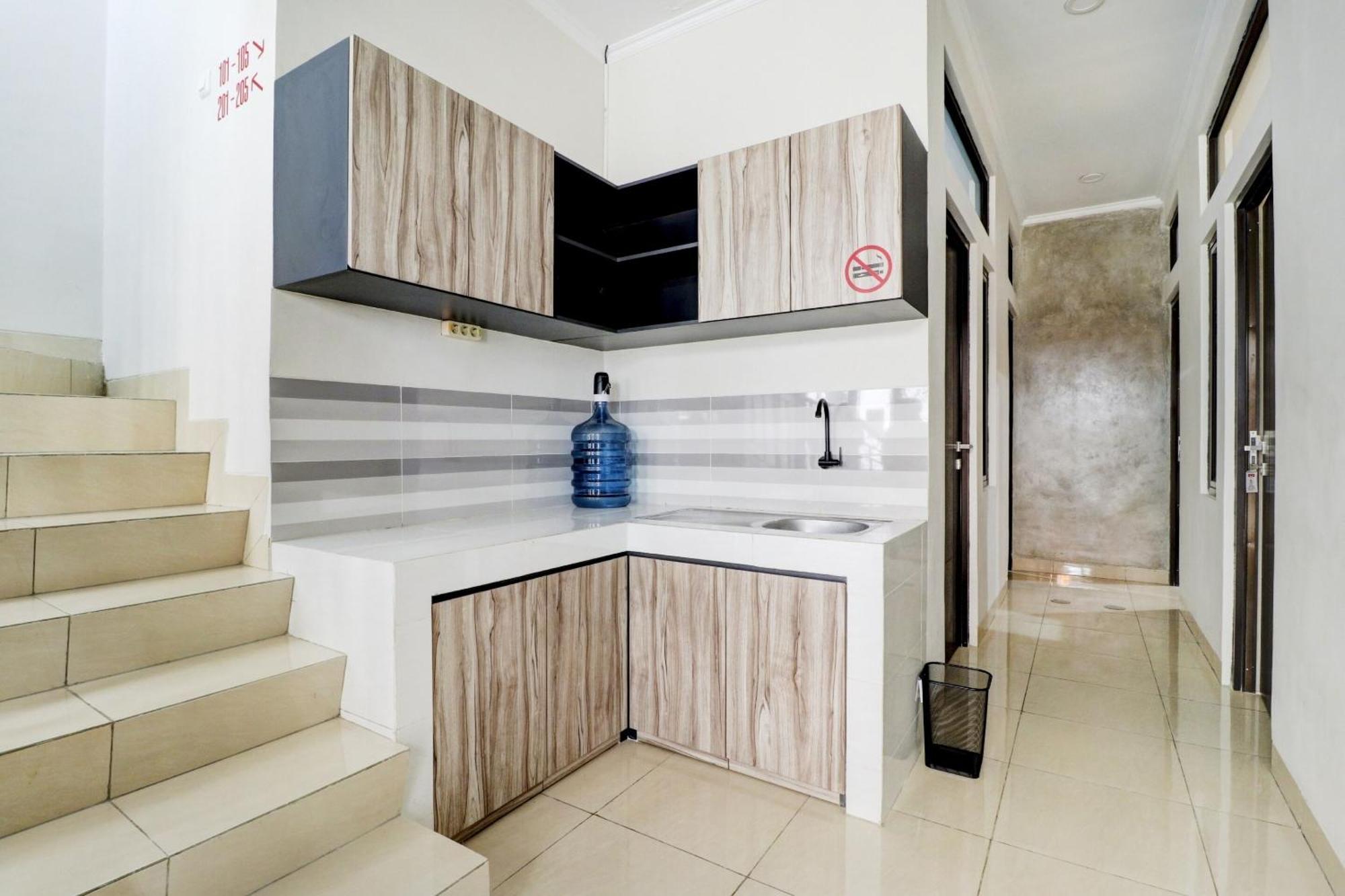 Oyo 90215 Ada Residence Telukjambe Bagian luar foto