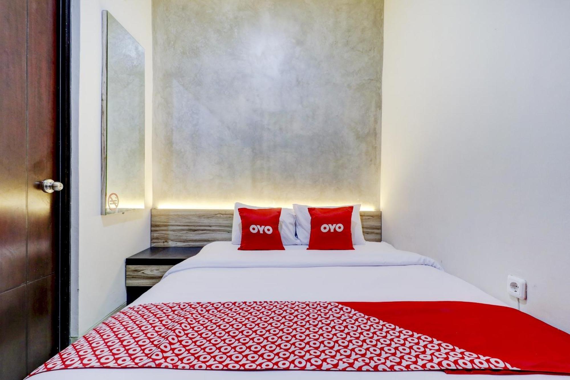 Oyo 90215 Ada Residence Telukjambe Bagian luar foto