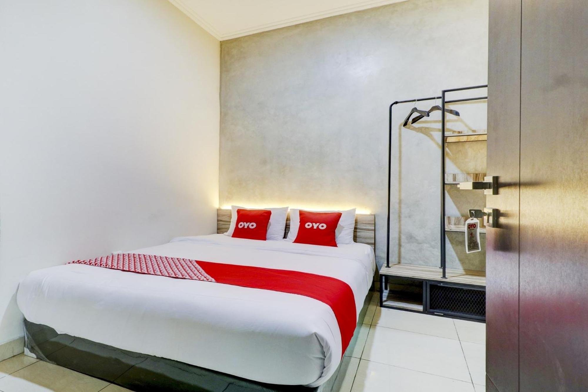 Oyo 90215 Ada Residence Telukjambe Bagian luar foto