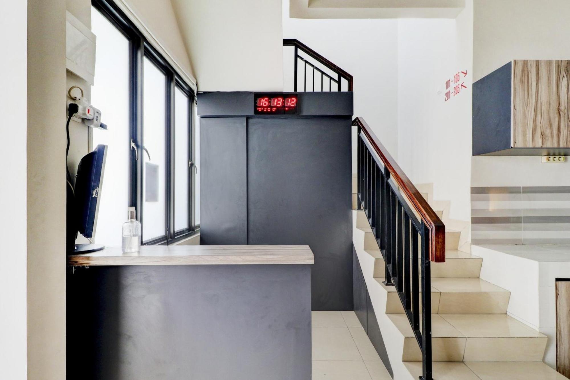 Oyo 90215 Ada Residence Telukjambe Bagian luar foto