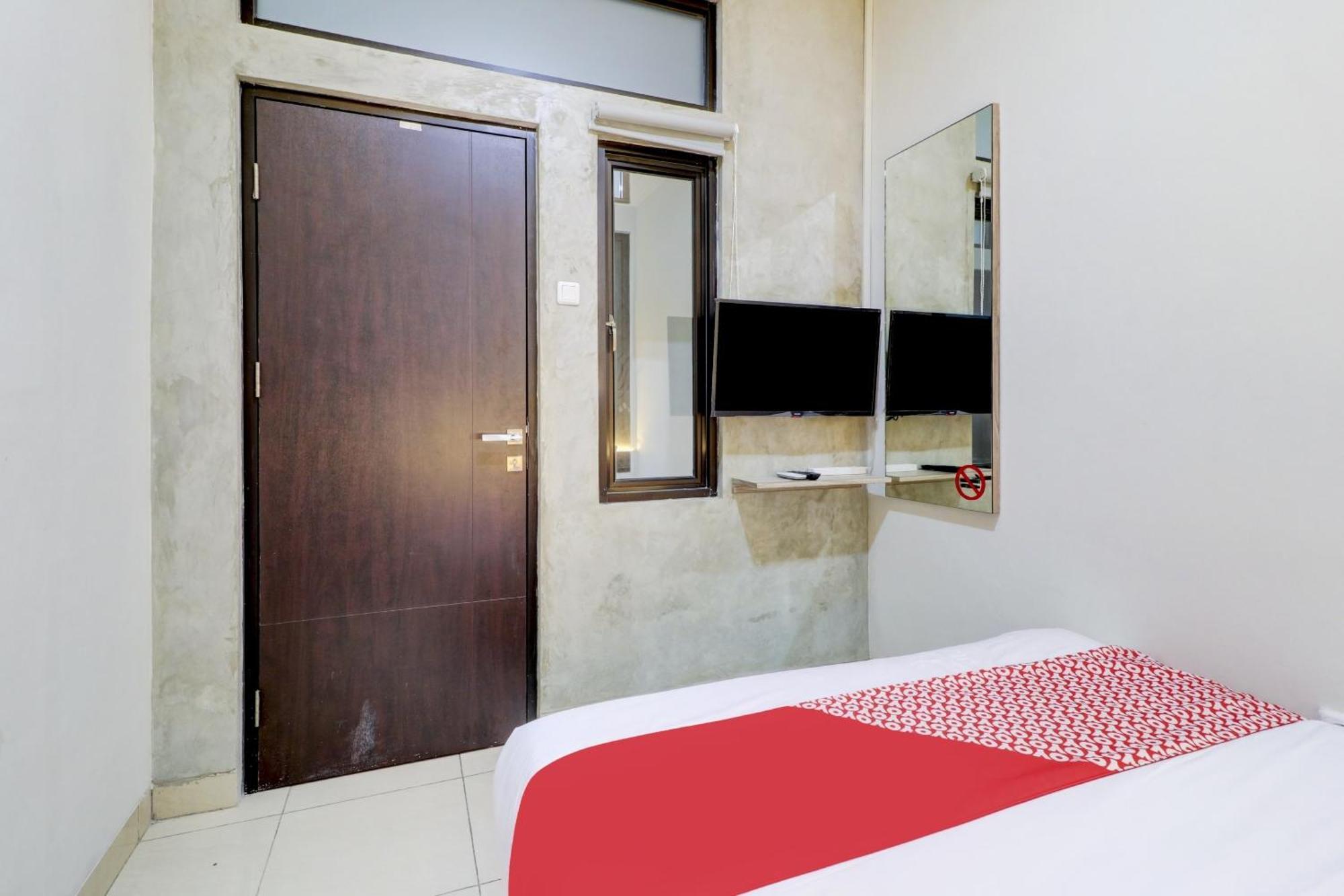 Oyo 90215 Ada Residence Telukjambe Bagian luar foto