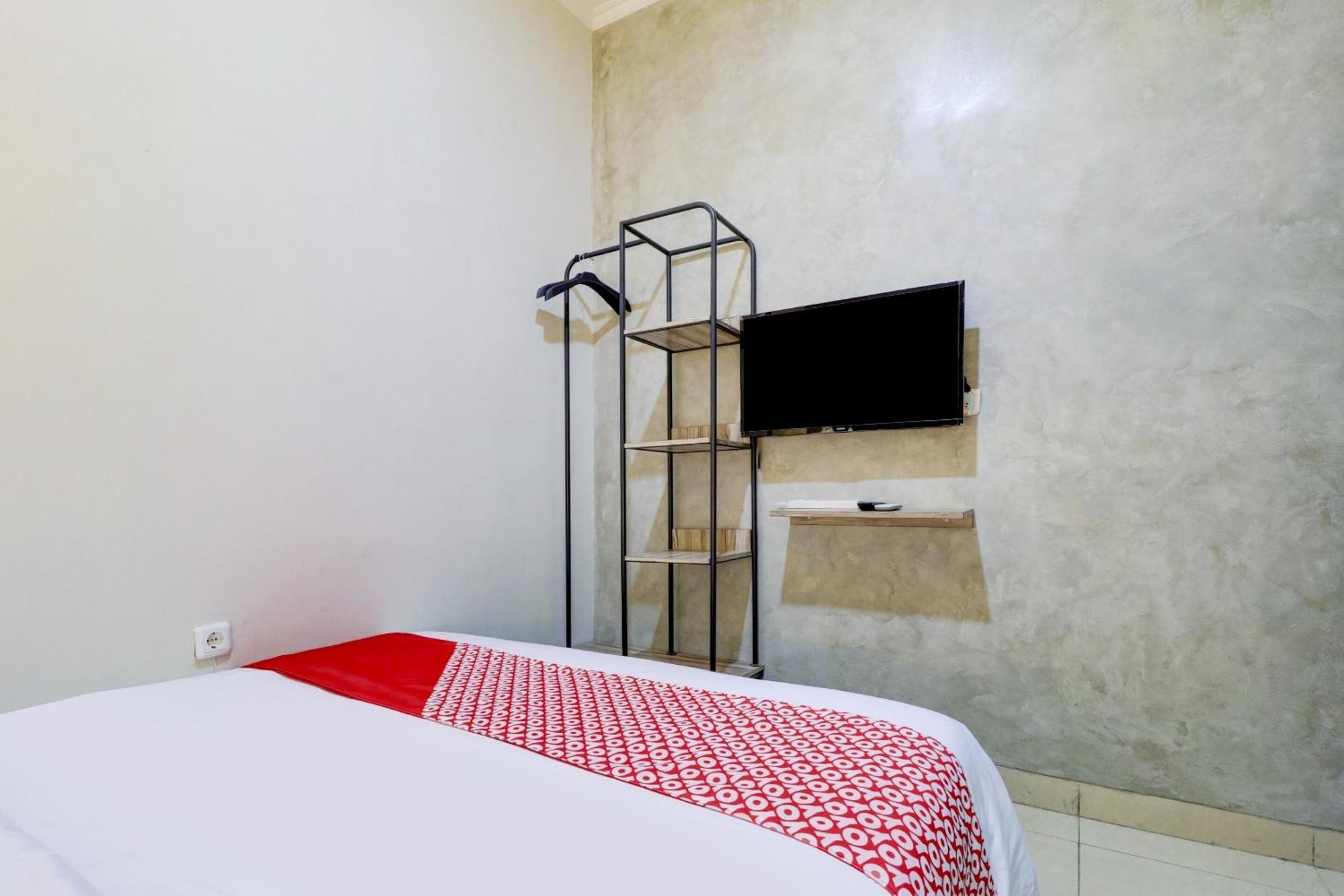 Oyo 90215 Ada Residence Telukjambe Bagian luar foto