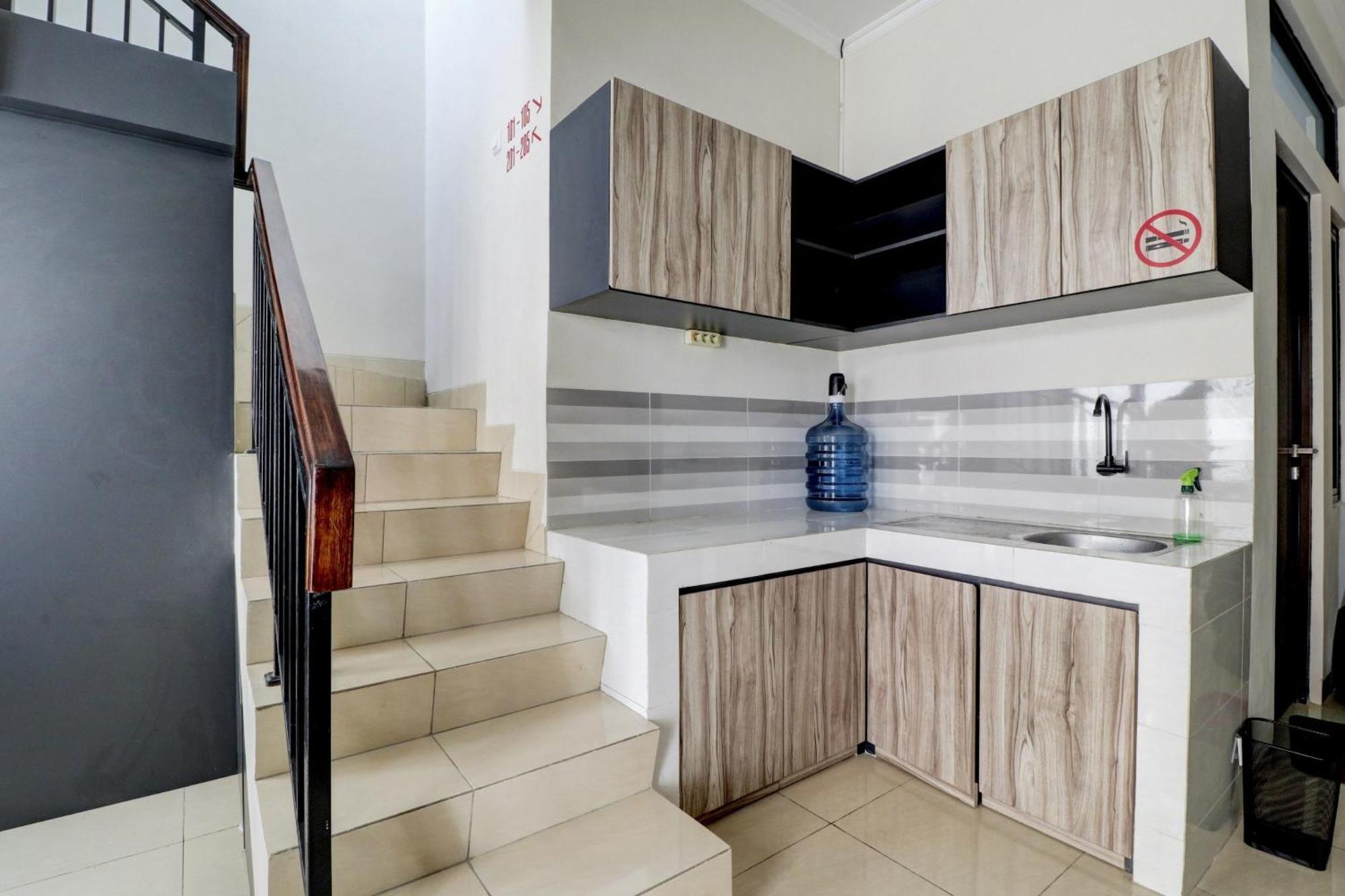 Oyo 90215 Ada Residence Telukjambe Bagian luar foto