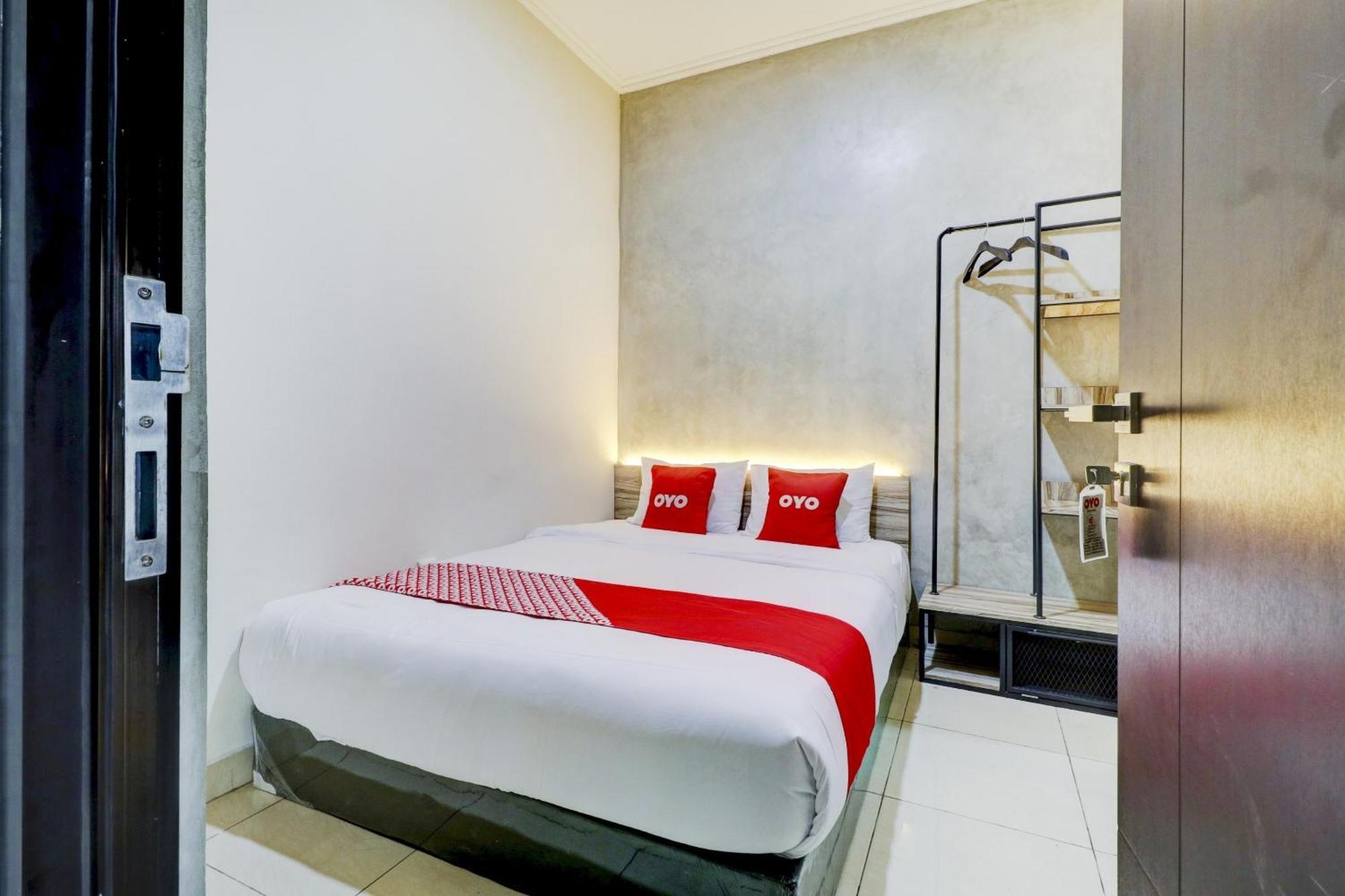 Oyo 90215 Ada Residence Telukjambe Bagian luar foto